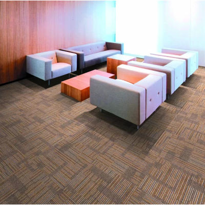 Einfach zu installierende Teppichfliesen für Zuhause Luxus abnehmbarer 50x50 Büro Modulteppich