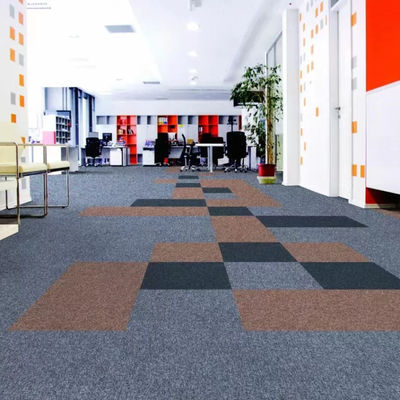 Moderner Stil 50x50 Quadratische PE-Rückstellteppiche für geschäftige Geschäftsbüros
