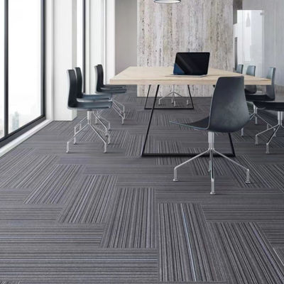 Moderne Nylon-Teppichfliesen für Geschäftsbüros 3,5 mm Stapelhöhe 550 g Tuftgewicht